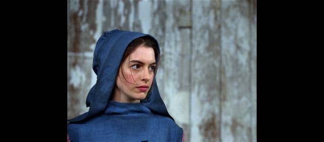 El encanto de Anne Hathaway | Se burlan por su traje del Oscar, por aburrido cuando tenía cualquier diseñador a su alcance, pero como actriz, gana la pelea. FOTO ARCHIVO