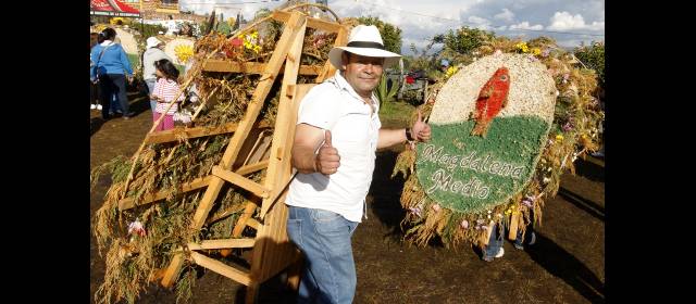 Santa Elena: flores y fiesta de un patrimonio | Desde el recorrido por entre los cultivos de flores, hasta jugar a ser silleteros, los visitantes se gozan la cultura antioqueña en Santa Elena. FOTOS JAIME PÉREZ