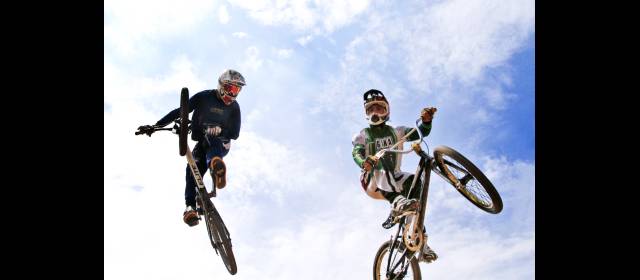 El tres en uno del BMX que sueña | Sebastián Molina, derecha, muestra su habilidad. Arriba, con Andrea Escobar -izquierda- y Manuela Muñoz. FOTOS JUAN ANTONIO SÁNCHEZ