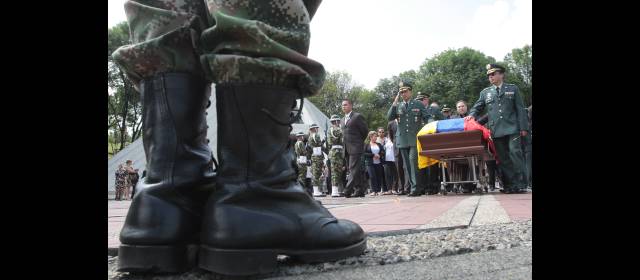 Con sepelios no acaba debate por siniestro aéreo | Los comandantes de la VII División y la IV Brigada acompañaron el féretro. FOTO HERNÁN VANEGAS