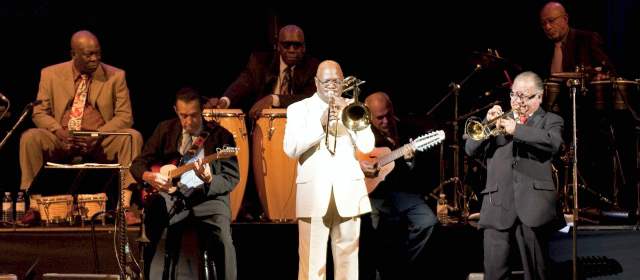 Buena Vista no se reinventa | Jesús Aguaje Ramos (de blanco) considera que el son cubano de Buena Vista Social Club es el mismo desde 1997. La clave está en perseverar y transmitir los conocimientos a otras generaciones. FOTO CORTESÍA