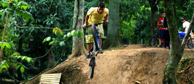 Pista de BMX elimina fronteras en el sector Prados de Sabaneta | Los amantes del BMX de Prados de Sabaneta hallaron la mejor forma para invertir su tiempo. FOTO JAIME PÉREZ