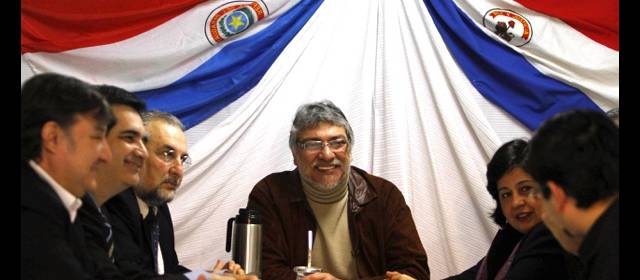 Paraguay: Fernando Lugo se reunió con el gabinete por la restauración democrática | Extitulares de ministerios y secretarías de Paraguay acudieron a la cita en el local del partido País Solidario, uno de los miembros del izquierdista Frente Guazú que apoyaba al Ejecutivo de Lugo. FOTO REUTERS