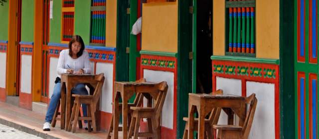 Guatapé ya parece un arcoíris | Este proyecto de vivienda de interés social sobresale por su colorido. FOTO JULIO CÉSAR HERRERA