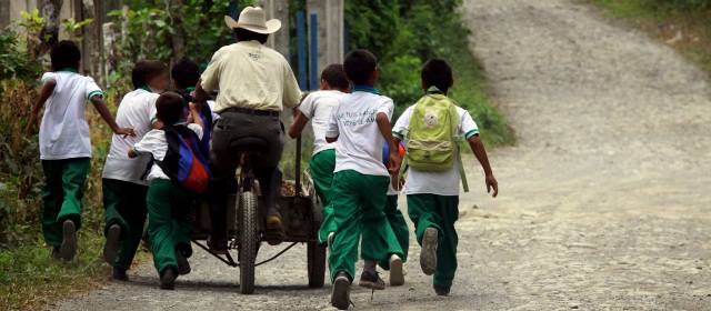 En El Guineo, las Farc amenazan la educación | Además de que muchos estudiantes tienen que caminar hasta dos horas para llegar al colegio, también debe sortear, en ocasiones, el asedio de grupos armados al margen de la ley. FOTO JULIO CÉSAR HERRERA