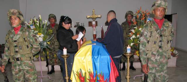 Soldados asesinados por las Farc en Chocó fueron traídos a Medellín | En la capilla del Batallón Girardot era velado anoche el soldado Sergio Andrés Franco, asesinado por las Farc. FOTO RODRIGO MARTÍNEZ