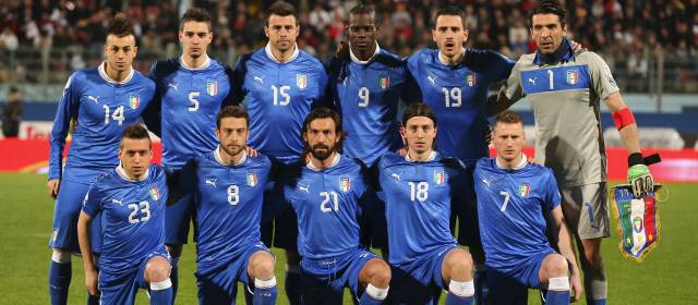 Balotelli aún tiene cambios de humor y con frecuencia actúa como si quisiera cargar el mundo sobre sus hombros. FOTO ARCHIVO AP