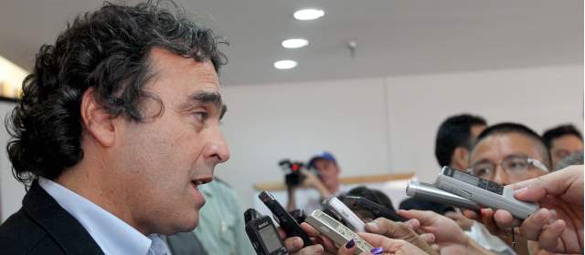 Aunque el Gobernador siente el peso de la amenaza contra su vida, confirmó que seguirá con sus actividades normales y sin claudicar en su defensa de la transparencia. FOTO JAIME PÉREZ