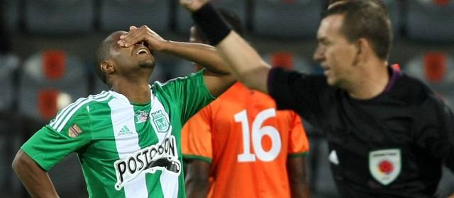 A Nacional no le queda bien sufrir tanto para ganar | Luis Fernando Mosquera le dio el sufrido triunfo al verde, pero también vio la roja por provocar a la afición verdolaga en el Atanasio. FOTO HENRY AGUDELO