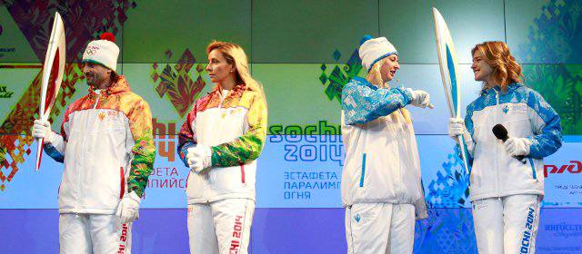 Rusia presenta la antorcha olímpica y su uniforme de los Juegos de Sochi 2014 | FOTO REUTERS