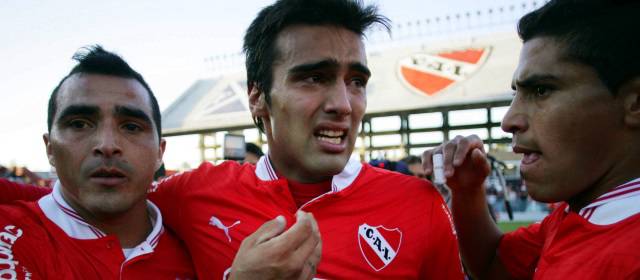 Independiente se fue a la segunda división del fútbol argentino | Los jugadores de Independiente fueron a saludar a sus hinchas que entre llantos alentaron a su equipo. FOTO REUTERS