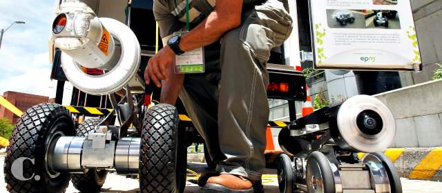 Dos robots revisarán el alcantarillado de Medellín | Los robots van ligados a un carro dotado con el software que recibe las imágenes. FOTO JAIME PÉREZ