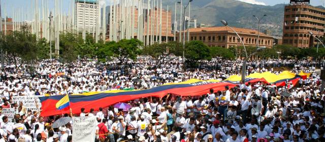 Colombia saldrá a las calles a marchar por la paz | El Gobierno espera una asistencia masiva a la marcha para apoyar los diálogos como la del 4 de febrero de 2008 (foto) en la protestaron contra las Farc. FOTO ARCHIVO