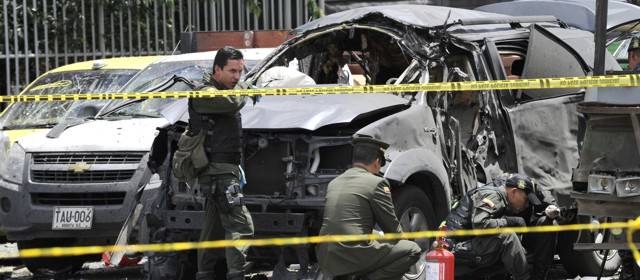 Fernando Londoño, exministro, resultó herido en atentado en Bogotá | AP | Un bomba tipo lapa, que se pega del vehículo, fue la utilizada para el atentado informaron las autoridades. El vehículo en el que se desplazaba el exministro quedó muy afectado.