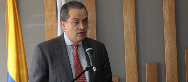 Gobierno hizo reconocimiento a 36 organizaciones defensoras de d.h. en Medellín | El ministro Fernando Carrillo destacó el papel de las organizaciones. Foto Hernán Vanegas.
