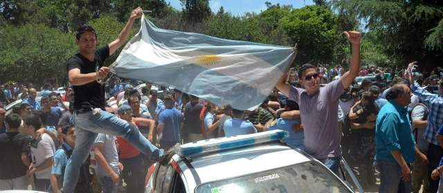 Con saqueos, argentinos expresan su descontento | Los policías de Córdoba celebran el fin de su huelga, horas después de los saqueos. FOTO REUTERS