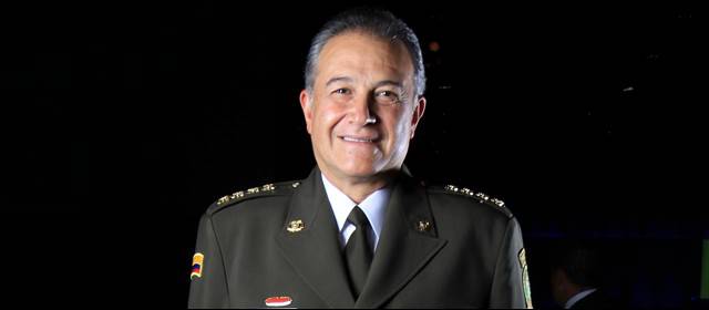 El general Oscar Adolfo Naranjo Trujillo es director de la Policía Nacional desde mayo de 2007. Es una persona con una gran preparación en tareas de inteligencia que, en años recientes, han ayudado en los grandes golpes. | El general Oscar Adolfo Naranjo Trujillo es director de la Policía Nacional desde mayo de 2007. Es una persona con una gran preparación en tareas de inteligencia que, en años recientes, han ayudado en los grandes golpes.
