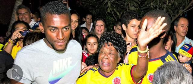 Jackson tuvo un recibimiento de héroe al llegar a Medellín | Jackson con su abuela Encarnación. FOTO edwin bustamante