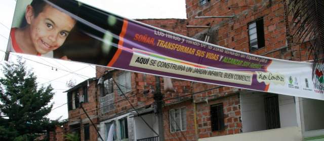 En el barrio Pablo Escobar negocian casas sin título para jardín infantil Buen Comienzo | El jardín estará en la calle 38B con la carrera 26EE. Ocupará un área de 3.560 metros cuadrados, y beneficiará a 352 niños de la zona, entre tres meses y cinco años. FOTO RÓBINSON SÁENZ