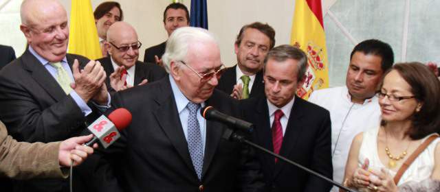 Expresidente Belisario Betancur recibió la nacionaldiad española | Este viernes el Expresidente Belisario Betancur recibió la nacionalidad española de manos del Embajador de España en Colombia Nicolas Martin Cinto. Foto: Colprensa