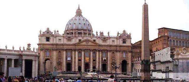 En la Plaza de San Pedro ya se ve la imagen de la madre Laura en el Vaticano, un día antes de ser elevada a ser la Santa Laura Catalina de Siena. FOTO COLPRENSA