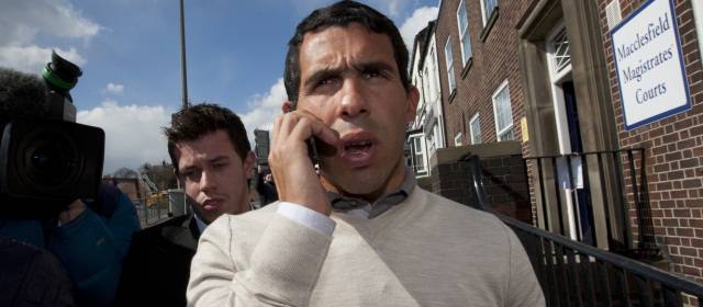 Carlos Tévez se declaró culpable por conducir sin licencia | Tévez fue detenido, en marzo, y posteriormente puesto en libertad bajo fianza cuando conducía un Porsche Cayenne, pese a que se le había retirado el permiso. FOTO AP