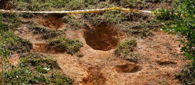 Siembra por metroplús develó tumba prehispánica | Por curiosidad, al comienzo muchas personas alteraron la arquitectura original de la tumba ante la supuesta presencia de una guaca que tendría oro, pero ya pasó la "fiebre". FOTO MANUEL SALDARRIAGA