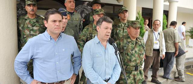 Presidente Santos viaja a Arauca, tras embocada que dejó 11 uniformados muertos | Cortesía Presidencia | El mandatario evaluó este domingo con el ministro de Defensa, Juan Carlos Pinzón y la cúpula militar el ataque que dejó 11 muertos y dos heridos.