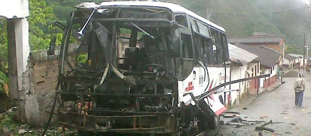 Explosión de dos artefactos causó pánico en Sabanalarga | Cortesía Policía | La explosión del artefacto en el bus afectó varias viviendas y locales comerciales.