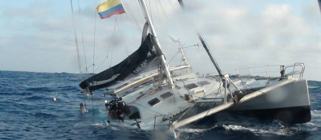 Armada rescató 16 extrajeros de embarcación que naufragó en el Caribe colombiano | Al parecer, la embarcación zozobró por una falla mecánica. Foto cortesía Armada Nacional.