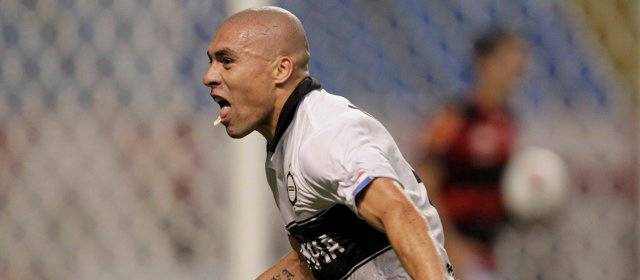 Olimpia consigue empate heroico ante el Flamengo gracias al gol de Marín | El colombiano Vladimir Marín celebra el tanto del empate final. FOTO REUTERS