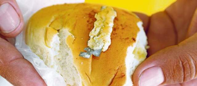 Hallan cuchilla de afeitar en un pan que era consumido por una niña |