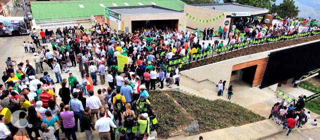 Titiribí abre un parque educativo que huele a café y mira el siglo XXI | El parque educativo es una extensión del parque principal. Este es el momento de la inauguración. FOTO MANUEL SALDARRIAGA