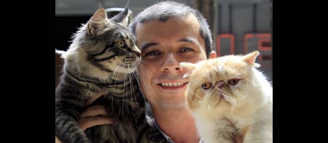 Felinos de clase mundial le esperan en Sandiego | Álvaro Saavedra posa con Jamiro (un maine coon) y Rasputín (exótico pelo corto). FOTO JAIME PÉREZ