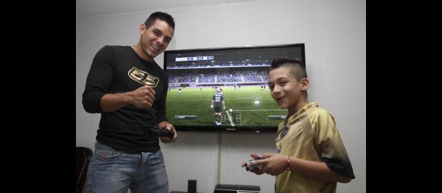 El fútbol y su hijo lo moldearon | Jorge Andrés Aguirre, jugador del Itagüí, disfruta jugar Fifa en el Playstation con Juan David, su hijo. FOTO ROBINSON SÁENZ.