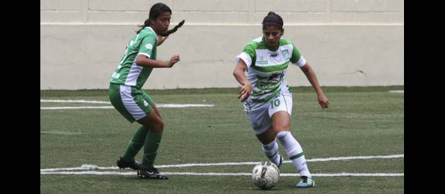 Las paisas repiten alegría | La antioqueña Catalina Usme (10), con tres goles, escolta a Caterine Castro, de Tolima, que es la jugadora más efectiva del zonal de fútbol femenino, con cuatro tantos. FOTO CORTESÍA FEDEFÚTBOL