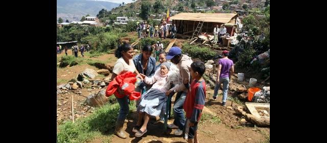 Desalojado lote ocupado por 50 familias en La Cruz | Esperanza Montoya, de 90 años, es llevada a una casa en La Cruz, luego de ser desalojada con su familia. FOTO RÓBINSON SÁENZ