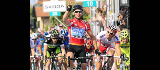 Los gallos salen a la pelea | Mark Cavendish (Sky) sumó su tercera victoria en el Giro. Aquí señala la cifra. El turno de hoy es para los escaladores. FOTO REUTERS