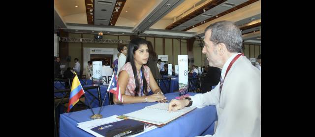 Puerto Rico, la otra puerta para el mercado americano | Salomon Abadi, de Caribbean Retail Ventures, con Andrea Naranjo de una empresa vallecaucana que busca opciones con esta compañía para entrar al mercado de Puerto Rico. FOTO CORTESÍA