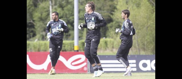 Nacional busca arquero desesperadamente | Cristian Vargas (izquierda) podría remplazar a Franco Armani y Gastón Pezzuti. FOTO HERNÁN VANEGAS