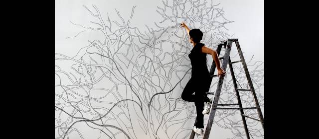 Camnitzer expone hoy en el Mamm | En la obra Migraciones, Camnitzer le da la oportunidad a una artista local para trabajar uno de sus elementos. FOTO DONALDO ZULUAGA