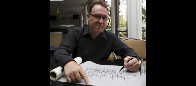 Midas del urbanismo, en Medellín | Un rollo de papel de dibujo acompaña al urbanista británico Simon Bee, de visita en Medellín hasta el jueves. FOTO JULIO CESAR HERRERA
