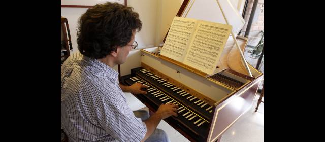Dos sorpresas que llegan con Bach | Para Mario Donadío el protagonista es su clavecín, ese instrumento que identifica el sonido de la música del Barroco y el Renacimiento. Él los ha construido por más de 20 años. FOTO DONALDO ZULUAGA