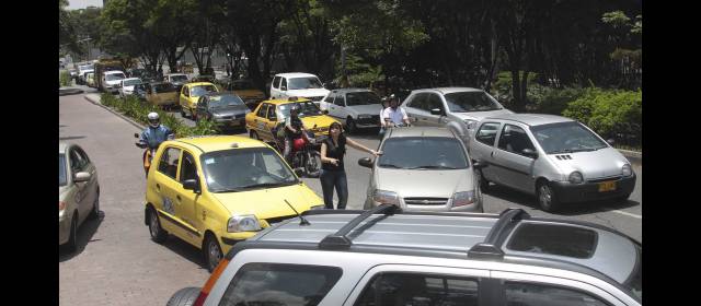 Sábados: las peores congestiones de tráfico de toda la semana | La avenida El Poblado, como lo muestra la imagen del pasado sábado, se congestiona igual que en semana. FOTO HERNÁN VANEGAS