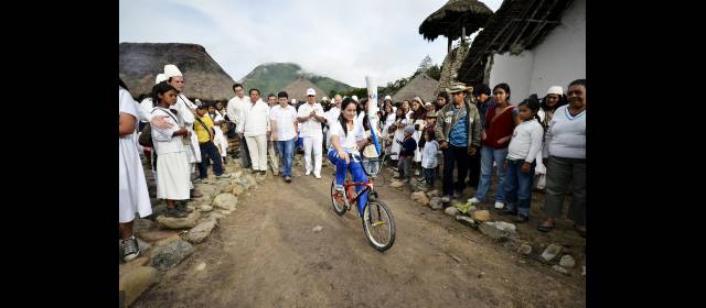 Mariana, Moisés y Rogelio prendieron la llama de Juegos | Mariana Pajón hizo un corto recorrido en la Sierra. FOTO COLPRENSA