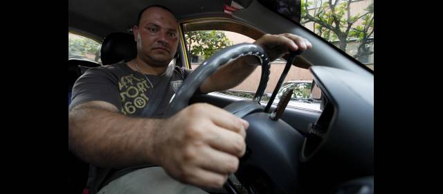 La violencia le quitó movilidad, no los sueños | Deison no le guarda rencor a la persona que lo atacó y sueña con ser empresario del transporte. Asiste a dos terapias semanales que le cuestan a 50 mil pesos la hora. FOTO HENRY AGUDELO