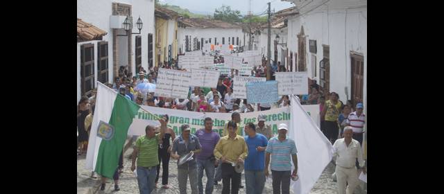 Protestan por el traslado de la terminal en Santa Fe de Antioquia | Aspecto de la marcha de los habitantes de Santa Fe de Antioquia en contra de la ubicación de la nueva terminal. FOTO Juan C. Sepúlveda