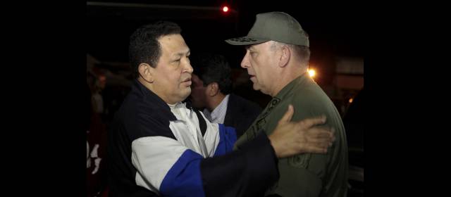Chávez llegó a Venezuela y no asistió a Mercosur | Chávez fue recibido por su ministro de Defensa, almirante Diego Molero. FOTO REUTERS