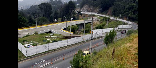 $10.600 millones para reconstruir km. 8 en Las Palmas | A fines de 2010, en el kilómetro 8, se hundió la calzada de ascenso. Se habilitó el de descenso en doble flujo. FOTO DONALDO ZULUAGA