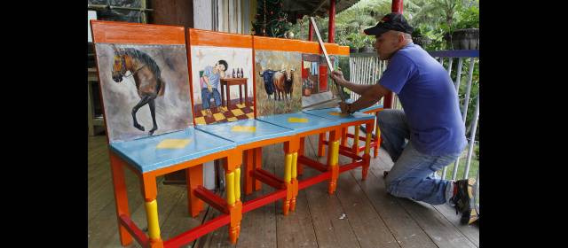 Cañaveral: óleo sobre taburete | Cañaveral vive para el arte. Por ese camino, al parecer, seguirán sus hijos. FOTO DONALDO ZULUAGA
